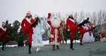 Дед Мороз с дувушками на открытии центральной елки в Запорожье