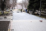 В Алексанровском парке укладывают плитку (Запорожье)