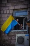 С флагом Украины встречюат процессию  на День Независимости в Запорожье