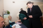 Владимир Буряк голосует (школа №78, Запорожье)