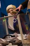 Ребенок голосует на избирательном участке в Запорожье