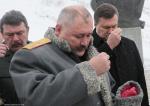 Казачий атаман "Войска Запорожского" Александр Панченко рядом с Виктором Януковичем крестится (Запорожье)