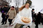 Праздник масленицы на пл.Маяковского (Запорожье) - девушка с блинами