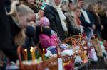 Люди святит еду у Свято-Покровского собора на Анголенко (Запорожье)