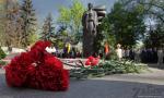 Возложение цветов к мемориалу Скорбящая мать в Запорожье
