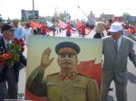 Пенсионеры несут Сталина (парад, Запорожье)