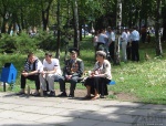 Молодежь с пивом и ветеран на одной скамейке (Запорожье)