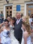 Мэра Запорожья Евгения Карташова окружили невесты