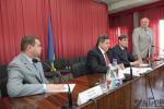 Мэр Запорожья через стол приветствует нового областного прокурора