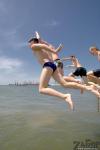 Дети прыгают с пирса в Бердянске (на центральном пляже)