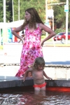 Мама отпускает ребенка в фонтан (Запорожье)
