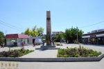 Кирилловка, памятник дельфинам и девушке в центре поселка