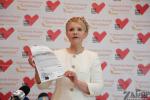 Тимошенко в Запорожье (в гостинице "Интурист") показывает разоблачительный документ