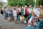Очередь из дачников-пенсионеров в порту им.Ленина (Запорожье)