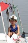 Ребенок на яхте