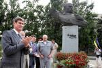 Губернатор Борис Петров возлагает цветы к памятнику Шевченко в Запорожье