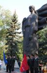 Военные в карауле у памятника Скорбящая мать в Запорожье