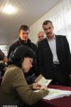 Кальцев ждет свой очереди на избирательном участке в Запорожье