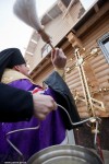 Иосиф освящает крест на центральном куполе нового храма в Запорожье