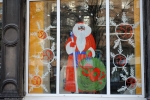 Дед Мороз в витрине магазина по пр.Ленина в Запорожье
