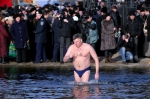 Перед заходом в ледяную воду мужчина крестится