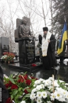 Ариепископ Лука освящает памятник Федору Муравченко