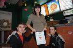 Наталья Барабанова с сертификатом от "Пиццы Челентано"