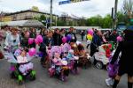 Шествие парадных колясок вдоль проспекта Ленина в Запорожье