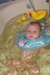 Льется в ванночку вода, эй, игрушки, все сюда! Льется в ванночку вода, эй, игрушки, все сюда!