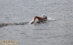 Запорожский спортсмен проплыл 18 км вокруг Хортицы
