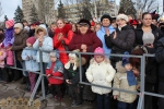 Дети за оградой на открытии главной ёлки Запорожья