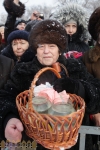 Женщина с банками на Крещение в Запорожье