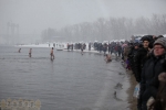 Люди на берегу Ждановского пляжа (Крещение. Запорожье)