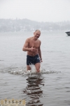 Андрей Иванов купается в крещенском Днепре (Запорожье)