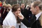 Жених кормит невесту блинами (Масленица, Запорожье)
