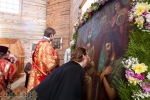 Участники крестного хода целуют икону (Запорожье, Хотица) Участники крестного хода целуют икону (Запорожье, Хотица)