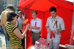 Коммунисты собирают деньги на празднике в Запорожье