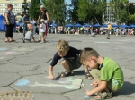 Дети обрисовывают Фестивальную на День семьи в Запорожье