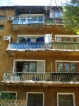 Разрушающиеся балконы по проезду Дружный в Запорожье