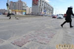 В Запоржье лотают ямы брусчаткой В Запоржье лотают ямы брусчаткой