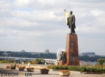 Памятник Ленину с флагом Украины и фанатскими шарфами в Запорожья