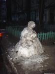 Тающая снежная баба в запорожском дворе