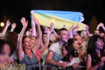 Зрители показывают Украины на концерте в Запорожье