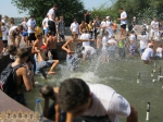 Водная битва в фонтане на Набережной в Запорожье