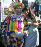 Инна Калинина (ТВ-5) и клоун на Покровской ярмарке в Запорожье